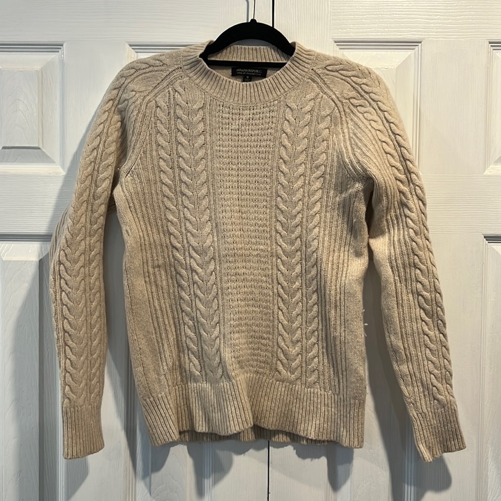 Banana Republic crew neck cable knit sweater, size small, cream